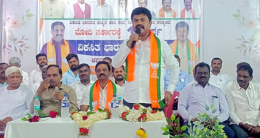 ಶಿಕಾರಿಪುರ ತಾಲ್ಲೂಕು ಅಂಬಾರಗೊಪ್ಪ ಗ್ರಾಮದಲ್ಲಿ ಬಿಜೆಪಿ ಮಂಗಳವಾರ ಆಯೋಜಿಸಿದ್ದ ವಿಕಸಿತ ಭಾರತ ಸಂಕಲ್ಪ ಯಾತ್ರೆ ಕಾರ್ಯಕ್ರಮದಲ್ಲಿ ಸಂಸದ ಬಿ.ವೈ.ರಾಘವೇಂದ್ರ ಮಾತನಾಡಿದರು