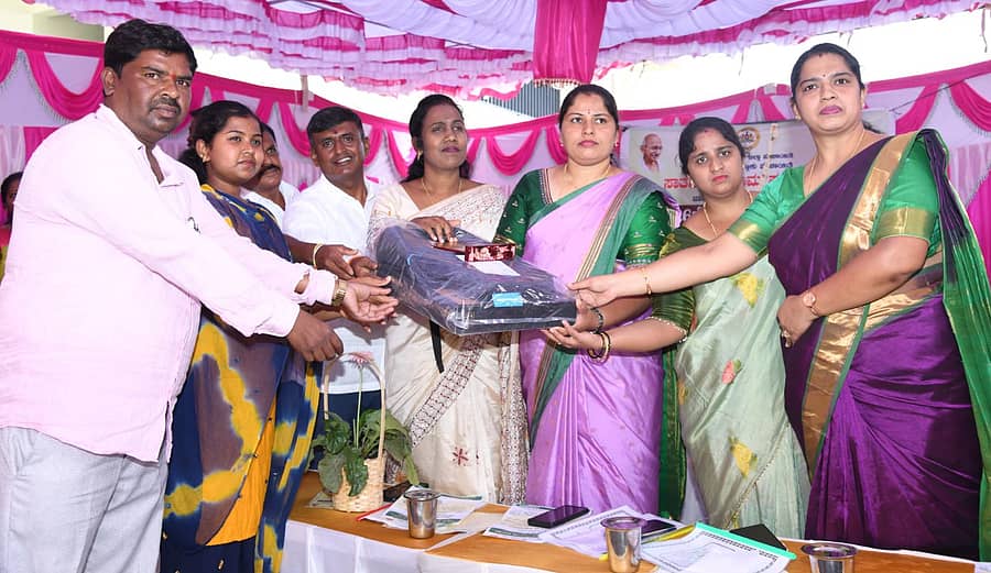 ಕಾರ್ಯಕ್ರಮದಲ್ಲಿ ಪದವಿ ವಿದ್ಯಾರ್ಥಿನಿಯೊಬ್ಬರಿಗೆ ಲ್ಯಾಪ್ಟಾಪ್ ವಿತರಿಸಲಾಯಿತು. ಗ್ರಾಮಪಂಚಾಯಿತಿ ಅಧ್ಯಕ್ಷ ಎಂ.ಕೃಷ್ಣಪ್ಪ, ಸದಸ್ಯರಾದ ಶಿವಣ್ಣ, ಸುಜಾತ.ಎಸ್.ಎಲ್, ಅಶ್ವಿನಿ.ಕೆ. ಎನ್, ಮಾನಸ.ಬಿ.ಆರ್, ಮಾಲ.ಎಂ ಇದ್ದರು.