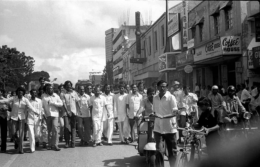 <div class="paragraphs"><p> ತುರ್ತು ಪರಿಸ್ಥಿತಿ ವಿರುದ್ಧ ಜನತಾ ಪಕ್ಷದ ಕಾರ್ಯಕರ್ತರು ರಸ್ತೆಯಲ್ಲಿ ಮೆರವಣಿಗೆ ನಡೆಸಿದರು.</p></div>