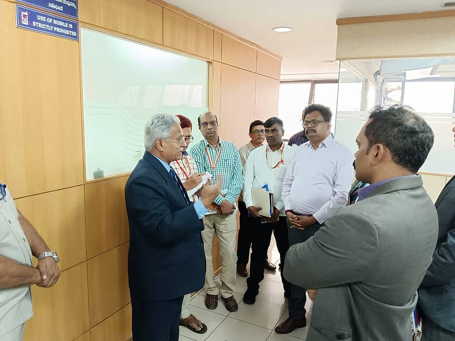 ಕೆಎಸ್‌ಪಿಸಿಬಿ ಕೇಂದ್ರ ಕಚೇರಿಗೆ ಭೇಟಿ ನೀಡಿದ ಮುಖ್ಯ ಲೋಕಾಯುಕ್ತ ಬಿ.ಎಸ್.ಪಾಟೀಲ್, ದಾಖಲೆಗಳನ್ನು ಪರಿಶೀಲಿಸಿ, ಅಧಿಕಾರಿಗಳಿಂದ ಮಾಹಿತಿ ಪಡೆದರು.