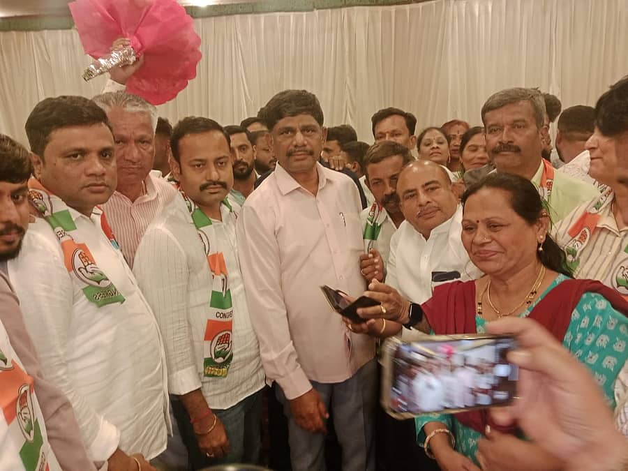 ಕಾಂಗ್ರೆಸ್ ಪಕ್ಷ ಸೇರಿದ ಆಮ್ ಆದ್ಮಿ ಪಕ್ಷದ ಮುಖಂಡರನ್ನು ಬಮೂಲ್ ಅಧ್ಯಕ್ಷ ಡಿ.ಕೆ.ಸುರೇಶ್, ಜಿಲ್ಲಾ ಕಾಂಗ್ರೆಸ್ ಅಧ್ಯಕ್ಷ ಹನುಮಂತರಾಯಪ್ಪ ಪಕ್ಷಕ್ಕೆ ಬರಮಾಡಿಕೊಂಡರು.