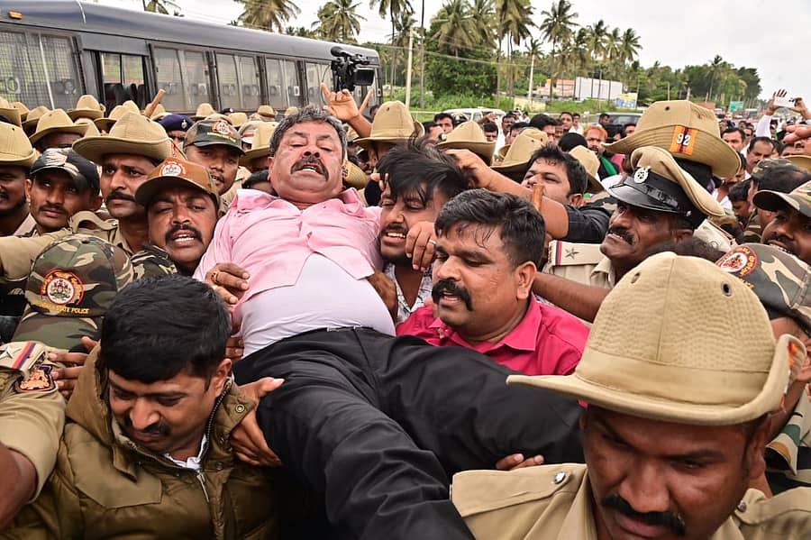 <div class="paragraphs"><p>ದಾವಣಗೆರೆ ಹೊರವಲಯದ ಬಾಡಾ ಕ್ರಾಸ್‌ ಬಳಿಯ ರಾಷ್ಟ್ರೀಯ ಹೆದ್ದಾರಿ ತಡೆದು ಪ್ರತಿಭಟನೆ ನಡೆಸಿದ ಮಾಜಿ ಸಚಿವ ಎಂ.ಪಿ. ರೇಣುಕಾಚಾರ್ಯ ಸೇರಿದಂತೆ ಬಿಜೆಪಿ ಹಾಗೂ ರೈತ ಸಂಘಟನೆಯ ಮುಖಂಡರನ್ನು ಪೊಲೀಸರು ಬಂಧಿಸಿದರು </p></div>