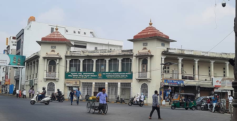 ಮೈಸೂರಿನ ಅಶೋಕ ರಸ್ತೆಯ ನೆಹರೂ ವೃತ್ತದಲ್ಲಿರುವ ಎಂಸಿಡಿಸಿಸಿ ಬ್ಯಾಂಕ್‌ನ ಕೇಂದ್ರ ಕಚೇರಿ– ಪ್ರಜಾವಾಣಿ ಚಿತ್ರ