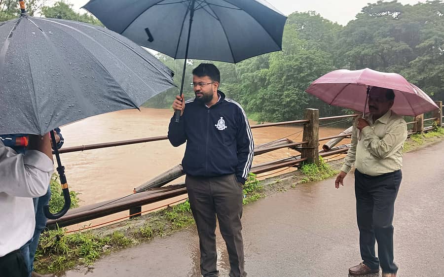 ಖಾನಾಪುರ ಪಟ್ಟಣದ ಹೊರವಲಯದ ಮಲಪ್ರಭಾ ನದಿಯ ಸೇತುವೆಗೆ ಮಂಗಳವಾರ ಬೆಳಗಾವಿ ಜಿಲ್ಲಾ ಪಂಚಾಯಿತಿ ಸಿಇಒ ರಾಹುಲ್ ಶಿಂಧೆ ಭೇಟಿ ನೀಡಿ ಪ್ರವಾಹ ಪರಿಸ್ಥಿತಿಯನ್ನು ಅವಲೋಕಿಸಿದರು. ಖಾನಾಪುರ ತಾಲ್ಲೂಕು ಪಂಚಾಯಿತಿ ಇಒ ರಮೇಶ ಮೇತ್ರಿ ಹಾಜರಿದ್ದರು