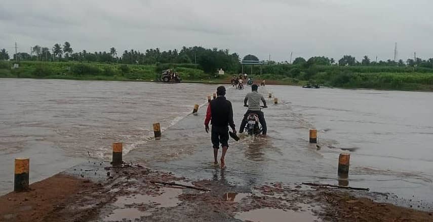 ಬೆಳಗಾವಿ ಜಿಲ್ಲೆ ಮೂಡಲಗಿ ತಾಲ್ಲೂಕಿನ ಅವರಾದಿ ಬಳಿ ಘಟಪ್ರಭಾ ನದಿಗೆ ಇರುವ ಸೇತುವೆ ಬುಧವಾರ ಜಲಾವೃತಗೊಂಡಿದ್ದು, ವಾಹನ ಸವಾರರು ಹಾಗೂ ಪಾದಚಾರಿಗಳು ನೀರಿನಲ್ಲೇ ಸಾಗಿದರು