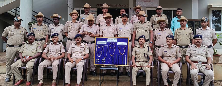ಚನ್ನಮ್ಮನ ಕಿತ್ತೂರು ಠಾಣೆ ಪೊಲೀಸರು ಪೊಲೀಸರು, ಚಿನ್ನ ಮತ್ತು ಬೆಳ್ಳಿ ಆಭರಣಗಳನ್ನು ವಶಕ್ಕೆ ಪಡೆದರು