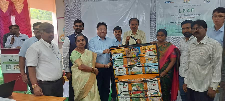 ಆನೇಕಲ್ ತಾಲ್ಲೂಕಿನ ಕೋನಸಂದ್ರ ಸರ್ಕಾರಿ ಹಿರಿಯ ಪ್ರಾಥಮಿಕ ಶಾಲೆಗೆ ಟಿಐಇಐ ಕಂಪನಿ ಮತ್ತು ಕೇರಿಂಗ್ ವಿತ್ ಕಲರ್ಸ್ ಸ್ವಯಂಸೇವಾ ಸಂಸ್ಥೆಯಿಂದ ಸರ್ಕಾರಿ ಶಾಲೆಯ ವಿದ್ಯಾರ್ಥಿಗಳಿಗೆ ಕಲಿಕಾ ಉಪಕರಣ ವಿತರಿಸಲಾಯಿತು