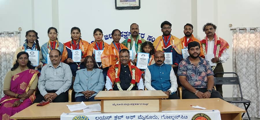 ಮೈಸೂರು ಪತ್ರಕರ್ತರ ಭವನದಲ್ಲಿ ಗುರುವಾರ ಶೊಟೊಕಾನ್ ಕರಾಟೆ ಶಾಲೆಯ ಕರಾಟೆಪಟುಗಳನ್ನು ಲಯನ್ಸ್ ಗೋಲ್ಡನ್ ಸಿಟಿ ಸಂಸ್ಥೆಯಿಂದ ಸನ್ಮಾನಿಸಲಾಯಿತು