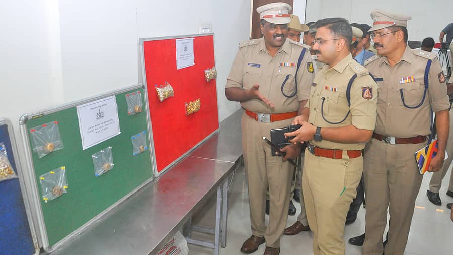 ವಿಜಯಪುರ ಜಿಲ್ಲೆಯ ಮನಗೂಳಿ ಕೆನರಾ ಬ್ಯಾಂಕ್‌ ಕಳವು ಪ್ರಕರಣದಲ್ಲಿ ವಶಪಡಿಸಿಕೊಂಡಿರುವ ಚಿನ್ನಾಭರಣವನ್ನು ಜಿಲ್ಲಾ ಪೊಲೀಸ್‌ ವರಿಷ್ಠಾಧಿಕಾರಿ ಲಕ್ಷ್ಮಣ ನಿಂಬರಗಿ,ಹೆಚ್ಚುವರಿ ಜಿಲ್ಲಾ ಪೊಲೀಸ್  ವರಿಷ್ಠಾಧಿಕಾರಿ ಶಂಕರ ಮಾರಿಹಾಳ, ರಾಮನಗೌಡ ಹಟ್ಟಿ ವೀಕ್ಷಿಸಿದರು –ಪ್ರಜಾವಾಣಿ ಚಿತ್ರ