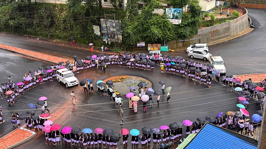 ಶೃಂಗೇರಿಯ ವೀರಪ್ಪ ಗೌಡ (ಶಂಕರಚಾರ್ಯ ವೃತ್ತ)ದಲ್ಲಿ ಕಾಲೇಜು ವಿದ್ಯಾರ್ಥಿಗಳು ಮಾನವ ಸರಪಳಿ ನಿರ್ಮಿಸಿದರು