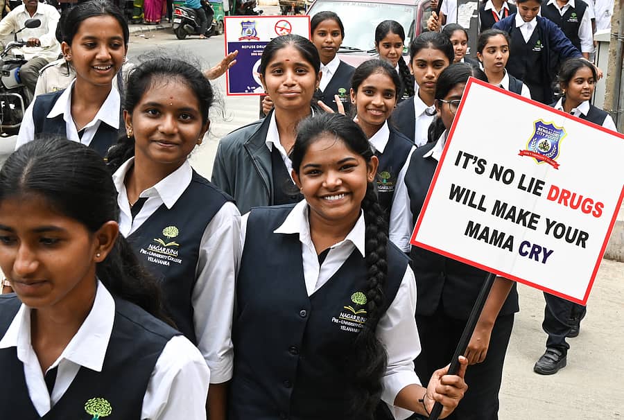 ‘ಅಂತರರಾಷ್ಟ್ರೀಯ ಮಾದಕ ವ್ಯಸನ ಮತ್ತು ಅಕ್ರಮ ಕಳ್ಳ ಸಾಗಾಣಿಕೆ ವಿರೋಧಿ ದಿನ’ದ ಅಂಗವಾಗಿ ಬೆಂಗಳೂರಿನ ಯಲಹಂಕದಲ್ಲಿ ನಡೆದ ಜಾಗೃತಿ ಜಾಥಾದಲ್ಲಿ ವಿದ್ಯಾರ್ಥಿಗಳು ಪಾಲ್ಗೊಂಡಿದ್ದರು   
