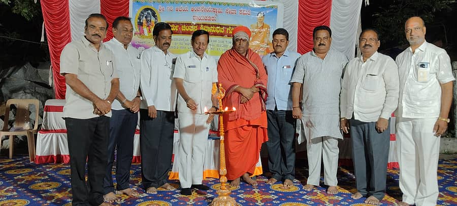 ರಾಯಚೂರಿನ ಶ್ರೀಗಿರಿ ಅಭಯ ಆಂಜನೇಯ ಸ್ವಾಮಿ ದೇವಸ್ಥಾನದ ಆವರಣದಲ್ಲಿ 43ನೇ ಶಿವಾನುಭವ ಚಿಂತನ ಗೋಷ್ಠಿಯನ್ನು ಏಮ್ಸ್ ಹೋರಾಟಗಾರ ಬಸವರಾಜ್ ಕಳಸದ ಉದ್ಘಾಟಿಸಿದರು. ನಿವೃತ್ತ ಪ್ರಾಚಾರ್ಯ ದೇವರೆಡ್ಡಿ, ಮಿಟ್ಟಿ ಮಲ್ಕಾಪುರ ಶಾಂತಾಶ್ರಮದ ಸ್ವಾಮೀಜಿ ಉಪಸ್ಥಿತರಿದ್ದರು