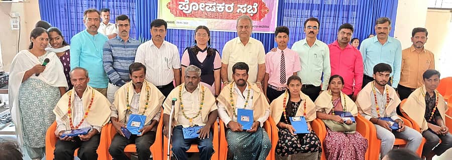 ಚಿಕ್ಕನಾಯಕನಹಳ್ಳಿ ಹೊರವಲಯದ ಮೇಲನಹಳ್ಳಿ ಮೊರಾರ್ಜಿ ವಸತಿ ಶಾಲೆಯಲ್ಲಿ ಗುರುವಾರ ನಡೆದ ಪೋಷಕರ ಸಭೆಯಲ್ಲಿ ಪ್ರತಿಭಾವಂತ ವಿದ್ಯಾರ್ಥಿಗಳನ್ನು ಸತ್ಕರಿಸಲಾಯಿತು 