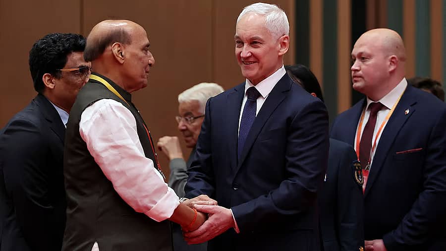 <div class="paragraphs"><p>ಭಾರತದ ರಕ್ಷಣಾ ಸಚಿವ ರಾಜನಾಥ್ ಸಿಂಗ್ ಹಾಗೂ ರಷ್ಯಾ ರಕ್ಷಣಾ ಸಚಿವ ಆಂಡ್ರೆ ಬೆಲೌಸೊವ್</p></div>