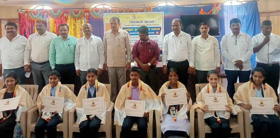 ಹುಬ್ಬಳ್ಳಿಯ ಮಿನಿವಿಧಾನ ಸೌಧದ ತಾಲ್ಲೂಕು ಪಂಚಾಯಿತಿ ಸಭಾಭವನದಲ್ಲಿ ಶುಕ್ರವಾರ ನಡೆದ ಕಾರ್ಯಕ್ರಮದಲ್ಲಿ ಪ್ರತಿಭಾವಂತ ವಿದ್ಯಾರ್ಥಿಗಳನ್ನು ಸನ್ಮಾನಿಸಲಾಯಿತು