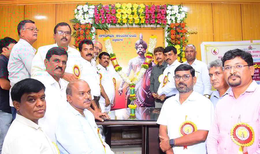 ಕೆಂಪೇಗೌಡ ಜಯಂತಿ ಅಂಗವಾಗಿ ಜಿಲ್ಲಾಧಿಕಾರಿ ಕಚೇರಿ ಸಭಾಂಗಣದಲ್ಲಿ ನಡೆದ ಸಮಾರಂಭದಲ್ಲಿ ಗಣ್ಯರು ಕೆಂಪೇಗೌಡರ ಭಾವಚಿತ್ರಕ್ಕೆ ಪುಷ್ಪನಮನ ಸಲ್ಲಿಸಿದರು