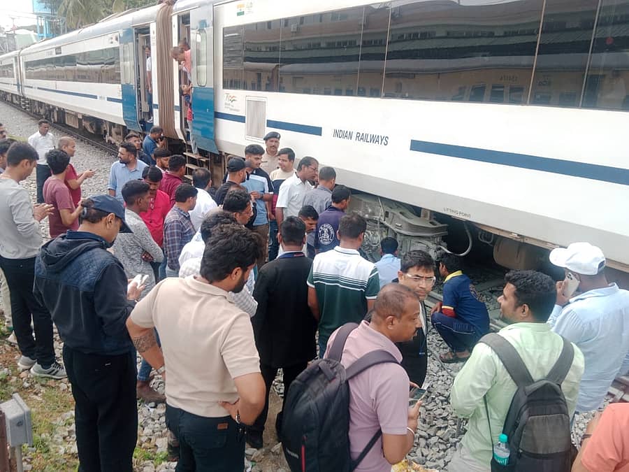 ದಾವಣಗೆರೆ ಸಮೀಪ ‘ವಂದೇ ಭಾರತ್’ ರೈಲಿನಲ್ಲಿ ಕಾಣಿಸಿಕೊಂಡ ಬೆಂಕಿಯನ್ನು ನಂದಿಸಿದಾಗ ಸ್ಥಳದಲ್ಲಿ ಜಮಾಯಿಸಿದ ಪ್ರಯಾಣಿಕರು