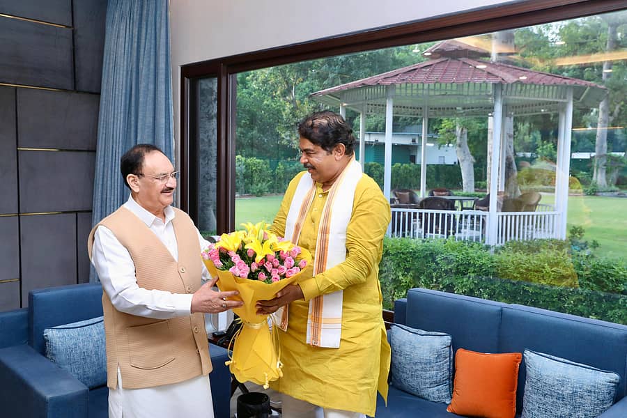 ಜೆ.ಪಿ.ನಡ್ಡಾ ಅವರಿಗೆ ಆರ್.ಅಶೋಕ ಹೂಗುಚ್ಛ ನೀಡಿದರು. 