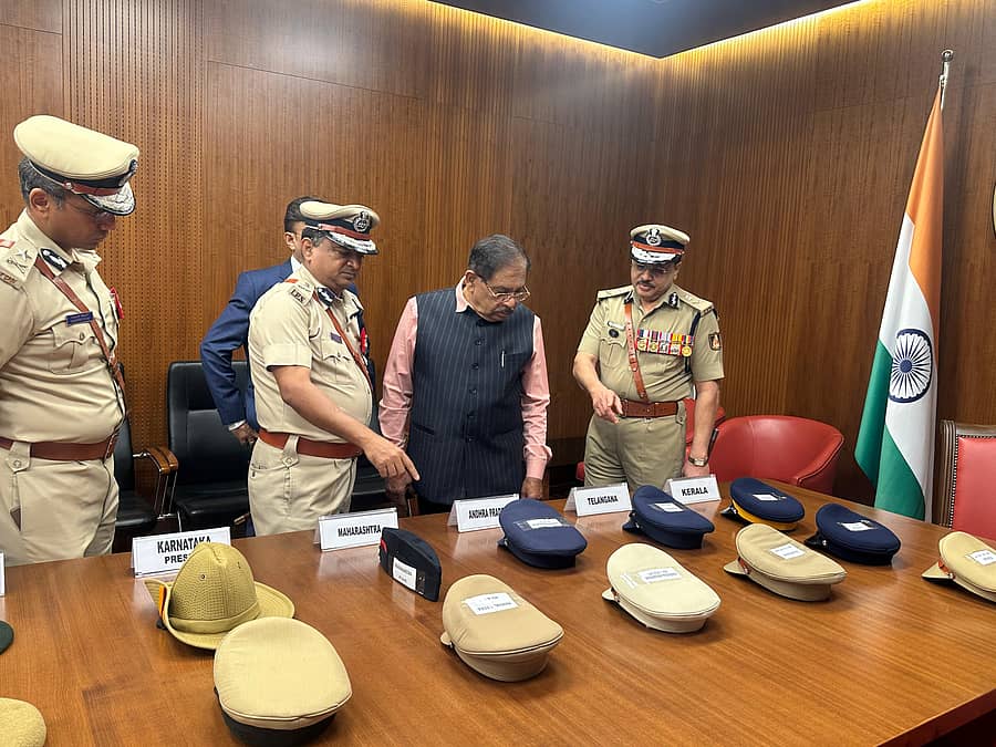 ಪೊಲೀಸ್ ಕ್ಯಾಪ್‌ ಬದಲಾವಣೆ?... ಪೊಲೀಸ್ ಕಾನ್‌ಸ್ಟೆಬಲ್‌ಗಳು ಧರಿಸುತ್ತಿರುವ ಕ್ಯಾಪ್‌ಗಳನ್ನು ಬದಲಾವಣೆ ಮಾಡುವ ಆಲೋಚನೆಯಿದ್ದು, ನಗರದಲ್ಲಿ ಶುಕ್ರವಾರ ನಡೆದ ಪೊಲೀಸ್ ಅಧಿಕಾರಿಗಳ ಸಮ್ಮೇಳನದಲ್ಲಿ ವಿವಿಧ ರಾಜ್ಯಗಳ ಪೊಲೀಸ್ ಕ್ಯಾಪ್‌ಗಳ ಮಾದರಿಯನ್ನು ಗೃಹ ಸಚಿವ ಜಿ.ಪರಮೇಶ್ವರ ಪರಿಶೀಲಿಸಿದರು