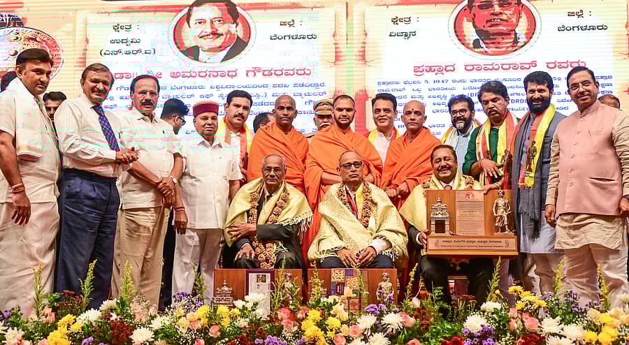 <div class="paragraphs"><p>ನಾಡಪ್ರಭು ಕೆಂಪೇಗೌಡ ಅಂತರರಾಷ್ಟ್ರೀಯ ಪ್ರಶಸ್ತಿಯನ್ನು ಪ್ರಹ್ಲಾದ್ ರಾಮರಾವ್‌(ವಿಜ್ಞಾನ), ಅನಿವಾಸಿ ಭಾರತೀಯ ಅಮರನಾಥ ಗೌಡ(ಉದ್ಯಮ), ಕೆ.ಪಿ. ಗೋಪಾಲಕೃಷ್ಣ(ಶಿಕ್ಷಣ) ಅವರಿಗೆ ಪ್ರದಾನ ಮಾಡಲಾಯಿತು.&nbsp; </p></div>