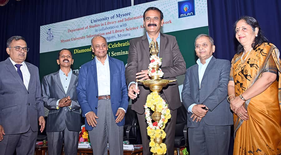 ಮೈಸೂರಿನ ಮಾನನಗಂಗೋತ್ರಿಯ ವಿಜ್ಞಾನ ಭವನದಲ್ಲಿ ಗ್ರಂಥಾಲಯ ಮತ್ತು ಮಾಹಿತಿ ವಿಜ್ಞಾನ ಅಧ್ಯಯನ ವಿಭಾಗದಿಂದ ಶನಿವಾರ ಆಯೋಜಿಸಿದ್ದ ರಾಷ್ಟ್ರೀಯ ವಿಚಾರಸಂಕಿರಣವನ್ನು ಕುಲಪತಿ ಪ್ರೊ.ಎನ್.ಕೆ.ಲೋಕನಾಥ್ ಉದ್ಘಾಟಿಸಿದರು ಪ್ರಜಾವಾಣಿ ಚಿತ್ರ