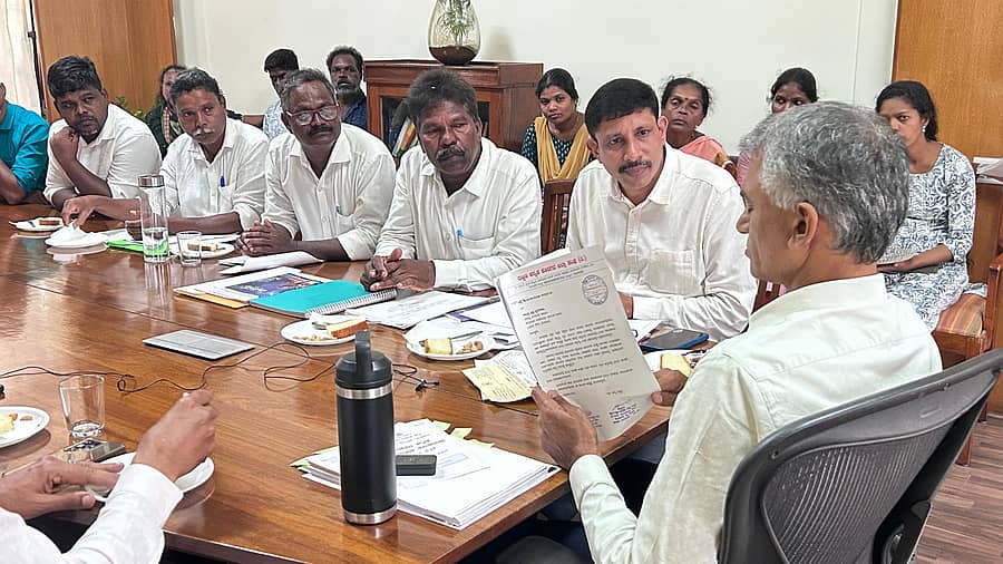 ಕೃಷ್ಣಬೈರೇಗೌಡ ಅವರೊಂದಿಗೆ ದಕ್ಷಿಣ ಕನ್ನಡ ಜಿಲ್ಲೆಯ ಕೊರಗ ಸಮುದಾಯದ ಪ್ರತಿನಿಧಿಗಳು ವಿಕಾಸಸೌಧದ ಕಚೇರಿಯಲ್ಲಿ ಸಮಾಲೋಚನಾ ಸಭೆ ನಡೆಸಿದರು.