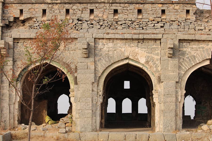 ಕೋಟೆ ಮೇಲಿರುವ ಕಟ್ಟಡ