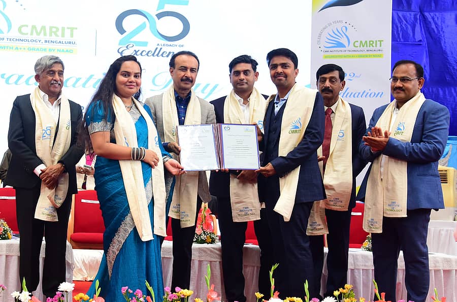 ಸಿಎಂಆರ್ ತಾಂತ್ರಿಕ ಮಹಾವಿದ್ಯಾಲಯದಲ್ಲಿ ಪದವಿ ಪೂರ್ಣಗೊಳಿಸಿದ ಎಂಜಿನಿಯರಿಂಗ್ ವಿದ್ಯಾರ್ಥಿಗಳಿಗೆ ಶನಿವಾರ ಪದವಿ ಪ್ರದಾನ ಮಾಡಲಾಯಿತು