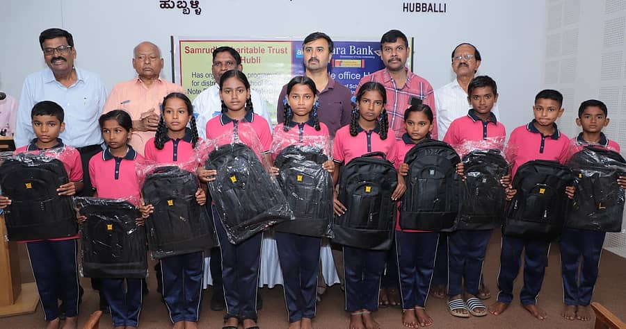 ಹುಬ್ಬಳ್ಳಿಯ ಕರ್ನಾಟಕ ವಾಣಿಜ್ಯೋದ್ಯಮ ಸಂಸ್ಥೆ ಸಭಾಂಗಣದಲ್ಲಿ ನಡೆದ ಕಾರ್ಯಕ್ರಮದಲ್ಲಿ ಮಕ್ಕಳಿಗೆ ಬ್ಯಾಗ್‌ ವಿತರಿಸಲಾಯಿತು