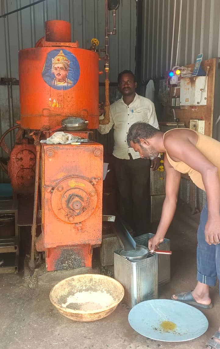 ಬೀದರ್ನಲ್ಲಿ ಶಿವರಾಜ ಅವರ ಗಾಣದಲ್ಲಿ ಕುಸುಬಿ ಎಣ್ಣೆ ತಯಾರಿಸುತ್ತಿರುವುದು