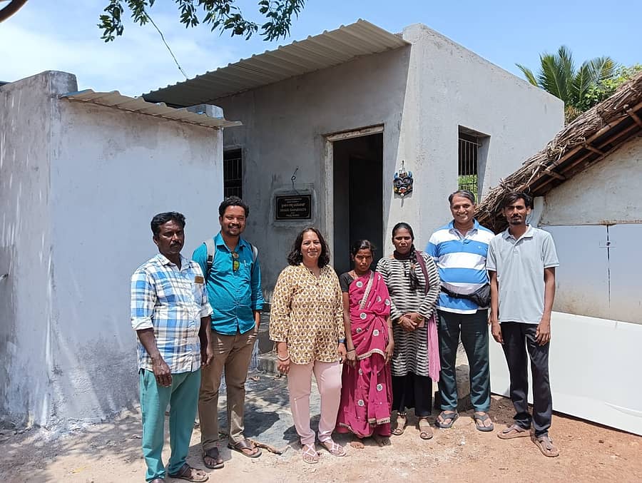 <div class="paragraphs"><p>ಹೊಸಪೇಟೆ ತಾಲ್ಲೂಕಿನ 82 ಡಣಾಪುರ ಗ್ರಾಮದಲ್ಲಿ ಪುನರ್ವಸತಿ ಕಲ್ಪಿತ ಮಹಿಳೆ ದೇವಮ್ಮ (ಎಡದಿಂದ ನಾಲ್ಕನೇಯವರು) ಅವರಿಗೆ ನಿರ್ಮಿಸಲಾಗಿರುವ ಮನೆ  –ಪ್ರಜಾವಾಣಿ ಚಿತ್ರ</p></div>