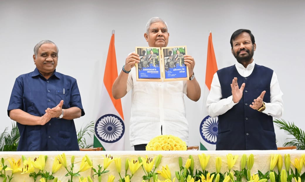 ಜಗದೀಪ್ ಧನಕರ್ ಕೃತಿ ಬಿಡುಗಡೆ ಮಾಡಿದರು. ವಿಆರ್ಎಲ್ ಸಮೂಹ ಸಂಸ್ಥೆಗಳ ಮುಖ್ಯಸ್ಥ ವಿಜಯ ಸಂಕೇಶ್ವರ, ಲೇಖಕ ಡಿ.ಎಸ್.ವೀರಯ್ಯ ಚಿತ್ರದಲ್ಲಿದ್ದಾರೆ