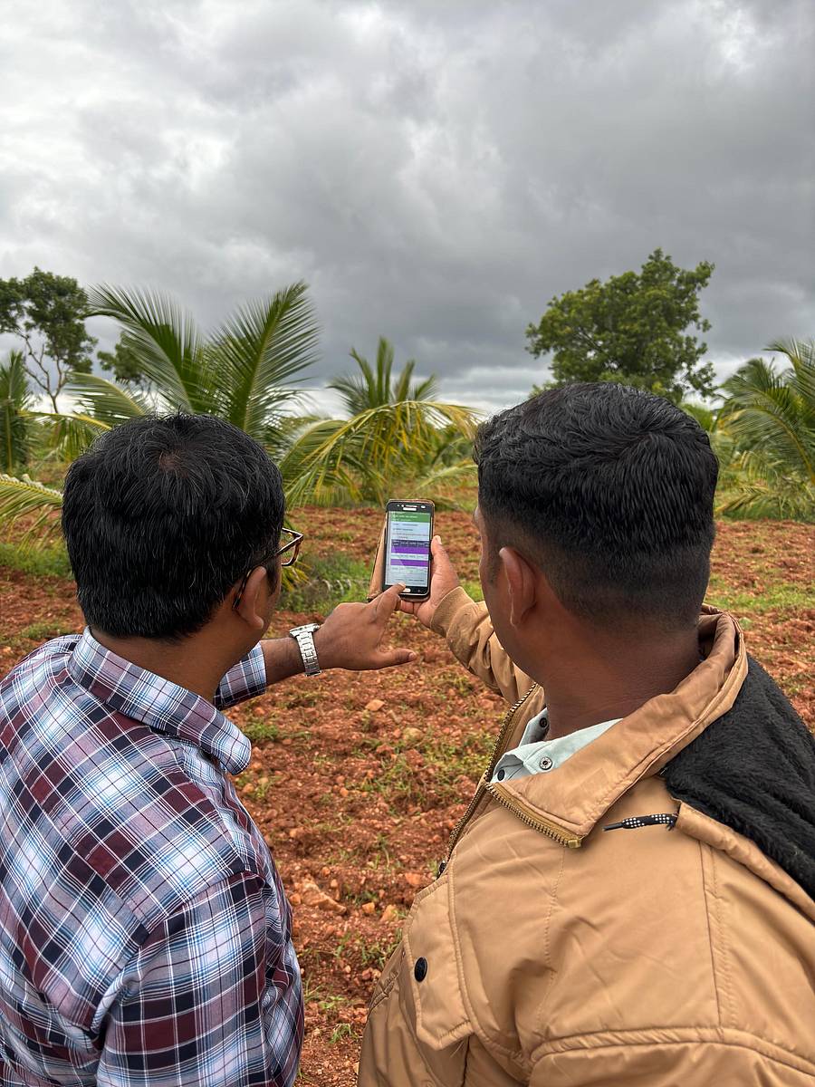 ಕಡೂರು ತಾಲ್ಲೂಕು ಕೃಷಿ ಇಲಾಖೆಯ ಸಹಾಯಕ ನಿರ್ದೇಶಕ ಎಂ. ಅಶೋಕ್ ರೈತರೊಬ್ಬರಿಗೆ ತನ್ನ ಮೊಬೈಲ್ನಲ್ಲಿ ಬೆಳೆ ಸಮೀಕ್ಷೆ ದಾಖಲು ಮಾಡಲು ಮಾರ್ಗದರ್ಶನ ಮಾಡುತ್ತಿರುವುದು