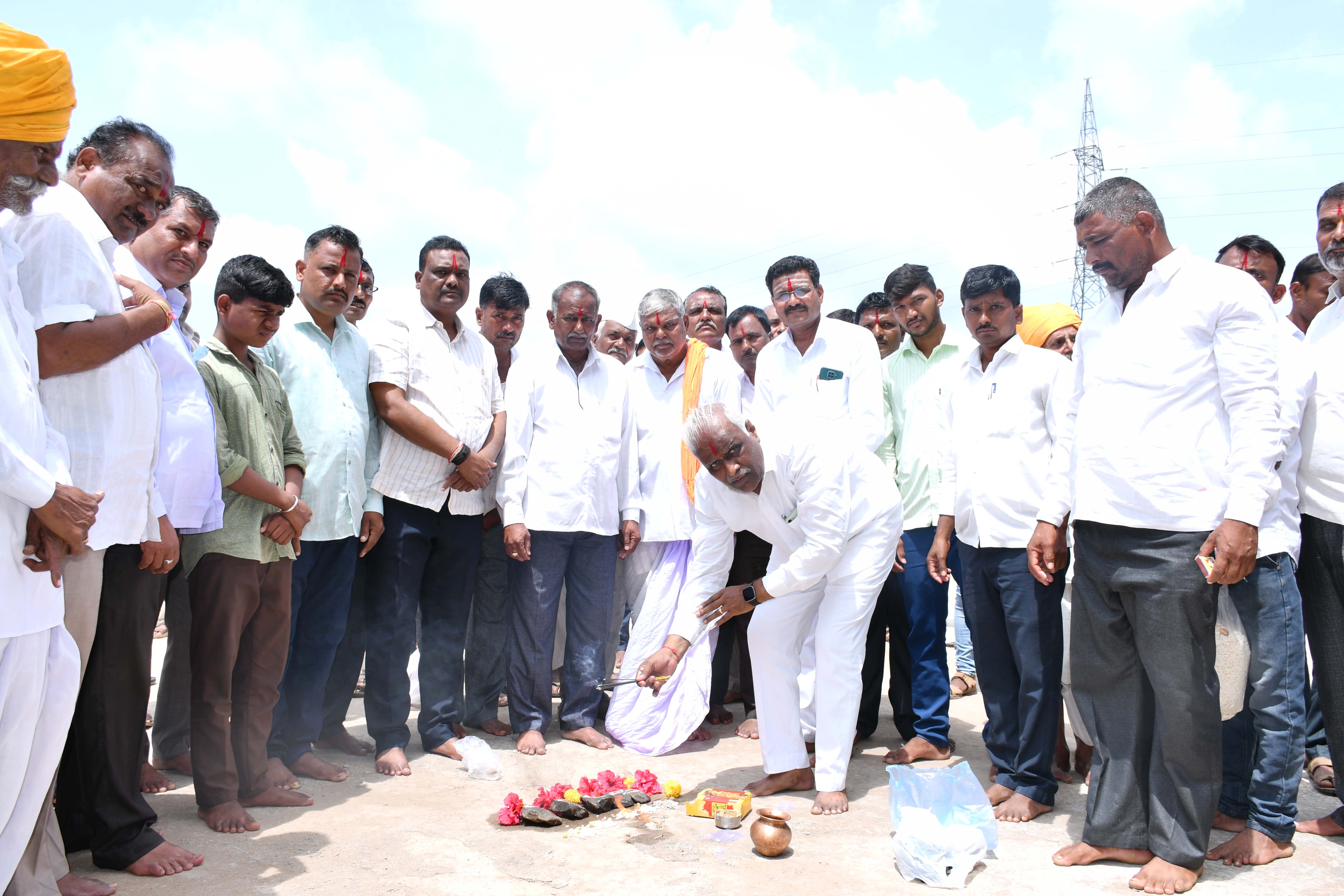 ಮೂಡಲಗಿ ತಾಲ್ಲೂಕಿನ ಹಳ್ಳದರಂಗ ದೇವಸ್ಥಾನದ ಹತ್ತಿರ ₹50 ಲಕ್ಷ ವೆಚ್ಚದಲ್ಲಿ ಸಮುದಾಯ ಭವನ ನಿರ್ಮಾಣದ ಮುಂದುವರಿದ ಕಾಮಗಾರಿಗೆ ರಾಜ್ಯಸಭಾ ಸದಸ್ಯ ಈರಣ್ಣ ಕಡಾಡಿ ಭೂಮಿಪೂಜೆ ನೆರವೇರಿಸಿದರು