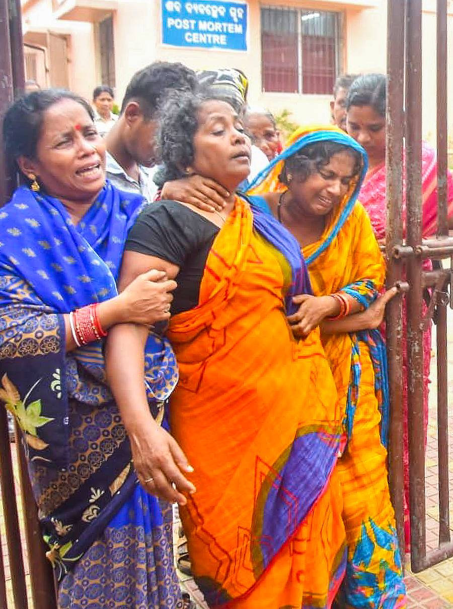 ಕಾಲ್ತುಳಿತದಲ್ಲಿ ಮೃತಪಟ್ಟವರ ಕುಟುಂಬಸ್ಥರು ಆಸ್ಪತ್ರೆಯ ಮುಂಭಾಗ ಭಾನುವಾರ ರೋದಿಸಿದರು –ಪಿಟಿಐ ಚಿತ್ರ