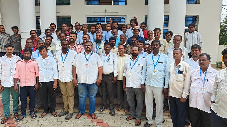 ಹಾವೇರಿಯ ಪತ್ರಿಕಾ ಭವನದಲ್ಲಿ ಭಾನುವಾರ ಹಮ್ಮಿಕೊಂಡಿದ್ದ ‘ರಾಜ್ಯ ಪತ್ರಿಕಾ ವಿತರಕರ ಒಕ್ಕೂಟದ ಕಾರ್ಯಕಾರಿಣಿ ಸಮಿತಿ ಸಭೆ’ಯಲ್ಲಿ ಪಾಲ್ಗೊಂಡಿದ್ದ ಪತ್ರಿಕಾ ವಿತರಕರು