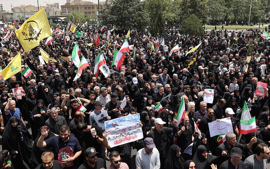 <div class="paragraphs"><p>ಇಸ್ರೇಲ್‌ನ ದಾಳಿಯಲ್ಲಿ ಹತ್ಯೆಯಾದ ಇರಾನ್ ಸೇನೆಯ ಕಮಾಂಡರ್‌ಗಳು, ಅಣು ವಿಜ್ಞಾನಿಗಳ ಅಂತಿಮಯಾತ್ರೆಯಲ್ಲಿ ಪಾಲ್ಗೊಂಡಿದ್ದ ಜನಸ್ತೋಮ</p></div>