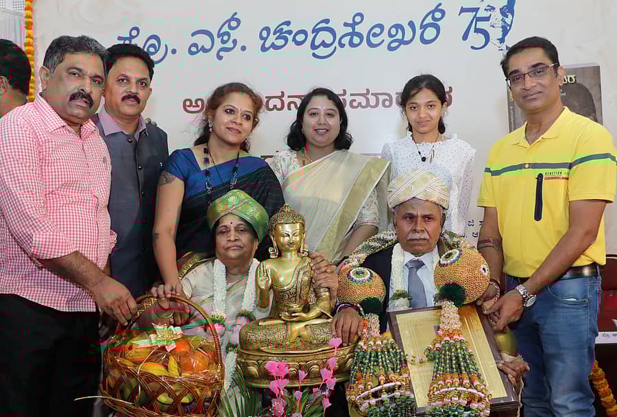 ಸಮಾರಂಭದಲ್ಲಿ ಪ್ರೊ.ಎಸ್. ಚಂದ್ರಶೇಖರ್ ಮತ್ತು ಪತ್ನಿ ಗಿರಿಜಮ್ಮ ಅವರನ್ನು ಸನ್ಮಾನಿಸಲಾಯಿತು. ಪುಟ್ಟಣ್ಣ, ಅಭಿನಂದನಾ ಸಮಿತಿ ಸದಸ್ಯ ಎಚ್‌.ಜಿ. ನಾರಾಯಣ, ಚಂದ್ರಶೇಖರ್‌ ಅವರ ಪುತ್ರಿ ಡಾ. ಗ್ರೀಷ್ಮ, ಸೊಸೆ ಸ್ನೇಹಲ್ ಆರ್., ಮೊಮ್ಮಗಳು ತನಿಷ್ಕಾ ಹಾಗೂ ಪುತ್ರ ಹೇಮಂತ್ ಉಪಸ್ಥಿತರಿದ್ದರು
ಪ್ರಜಾವಾಣಿ ಚಿತ್ರ