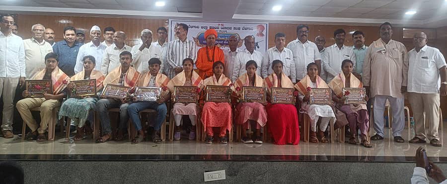 ಚಿಕ್ಕೋಡಿ ಪಟ್ಟಣದ ಲೋಕೋಪಯೋಗಿ ಸಭಾಭವನದಲ್ಲಿ ನಡೆದ ಕಾರ್ಯಕ್ರಮದಲ್ಲಿ ಉತ್ತಮ ಅಂಕ ಪಡೆದ ವಿದ್ಯಾರ್ಥಿಗಳನ್ನು ಸನ್ಮಾನಿಸಲಾಯಿತು