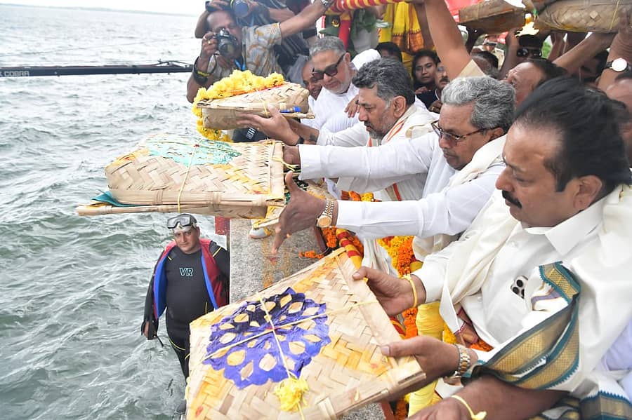 <div class="paragraphs"><p>ಮಂಡ್ಯ ಜಿಲ್ಲೆಯ ಶ್ರೀರಂಗಪಟ್ಟಣ ತಾಲ್ಲೂಕಿನ ಕೃಷ್ಣರಾಜಸಾಗರ ಜಲಾಶಯಕ್ಕೆ ಸೋಮವಾರ ಮುಖ್ಯಮಂತ್ರಿ ಸಿದ್ದರಾಮಯ್ಯ, ಉಪಮುಖ್ಯಮಂತ್ರಿ ಡಿ.ಕೆ.ಶಿವಕುಮಾರ್, ಸಚಿವರಾದ ಎನ್.ಚಲುವರಾಯಸ್ವಾಮಿ, ಎಚ್.ಸಿ.ಮಹದೇವಪ್ಪ ಬಾಗಿನ ಅರ್ಪಿಸಿದರು.</p></div>