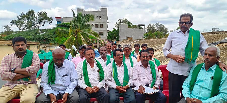 ಶಿಡ್ಲಘಟ್ಟ ತಾಲ್ಲೂಕು ರೈತ ಸಂಘದ ಕಚೇರಿಯಲ್ಲಿ ಜಂಗಮಕೋಟೆ ಹೋಬಳಿ ಕೆಐಎಡಿಬಿ ವಿರೋಧಿ ರೈತರು ಪೂರ್ವಭಾವಿ ಸಭೆ ನಡೆಸಿದರು