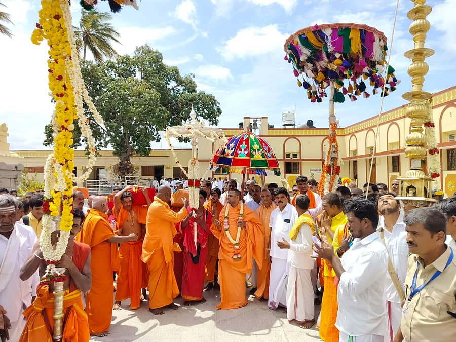 ಬರಗೂರಿನಲ್ಲಿ ನಡೆಯುವ ಮಹಾ ಕೊಂಡೋತ್ಸವದ ಪೂರ್ವಭಾವಿಯಾಗಿ ಮಲೆ ಮಹದೇಶ್ವರ ಬೆಟ್ಟದಲ್ಲಿ ಸಾಲೂರು ಮಠದ ಶಾಂತಮಲ್ಲಿಕಾರ್ಜುನ ಸ್ವಾಮೀಜಿ ನೇತೃತ್ವದಲ್ಲಿ ದೊಡ್ಡ ಸತ್ತಿಗೆ, ಚಿಕ್ಕ ಸತ್ತಿಗೆ, ಬೆಳ್ಳಿ ಸತ್ತಿಗೆ ಹಾಗೂ ನಂದಿ ಕಂಬಗಳು ಹೊರಟವು