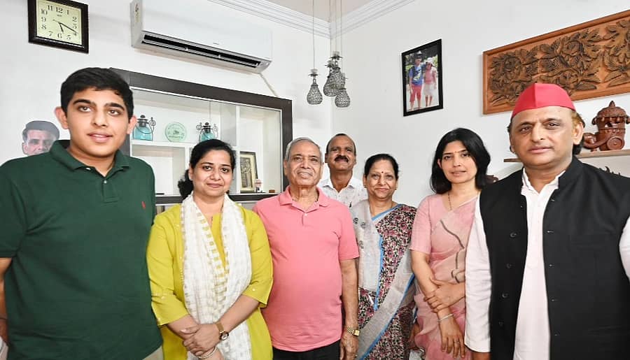 <div class="paragraphs"><p>ಸಮಾಜವಾದಿ ಪಕ್ಷದ ಅಧ್ಯಕ್ಷ ಅಖಿಲೇಶ್ ಯಾದವ್ ಅವರು ಲಖನೌದ ತ್ರಿವೇಣಿನಗರದಲ್ಲಿರುವ ಗಗನಯಾನಿ ಶುಭಾಂಶು ಶುಕ್ಲಾ ಅವರ ಮನೆಗೆ ಭೇಟಿ ನೀಡಿದ್ದರು.</p></div>