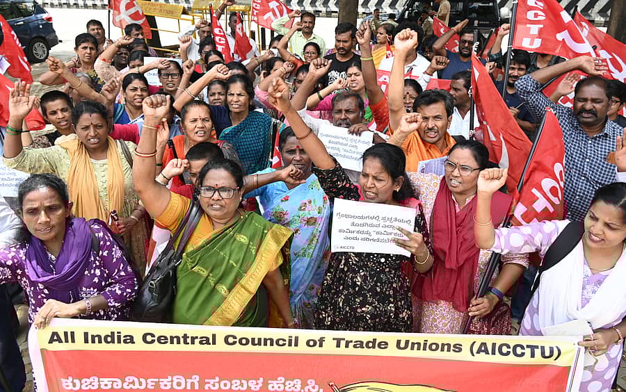 ಕರ್ನಾಟಕ ಜನರಲ್ ಲೇಬರ್ ಯೂನಿಯನ್ ನೇತೃತ್ವದಲ್ಲಿ ಗ್ರಂಥಾಲಯ ಶುಚಿಕಾರ್ಮಿಕರು ಸ್ವಾತಂತ್ರ್ಯ ಉದ್ಯಾನದಲ್ಲಿ ಸೋಮವಾರ ಪ್ರತಿಭಟನೆ ನಡೆಸಿದರು.