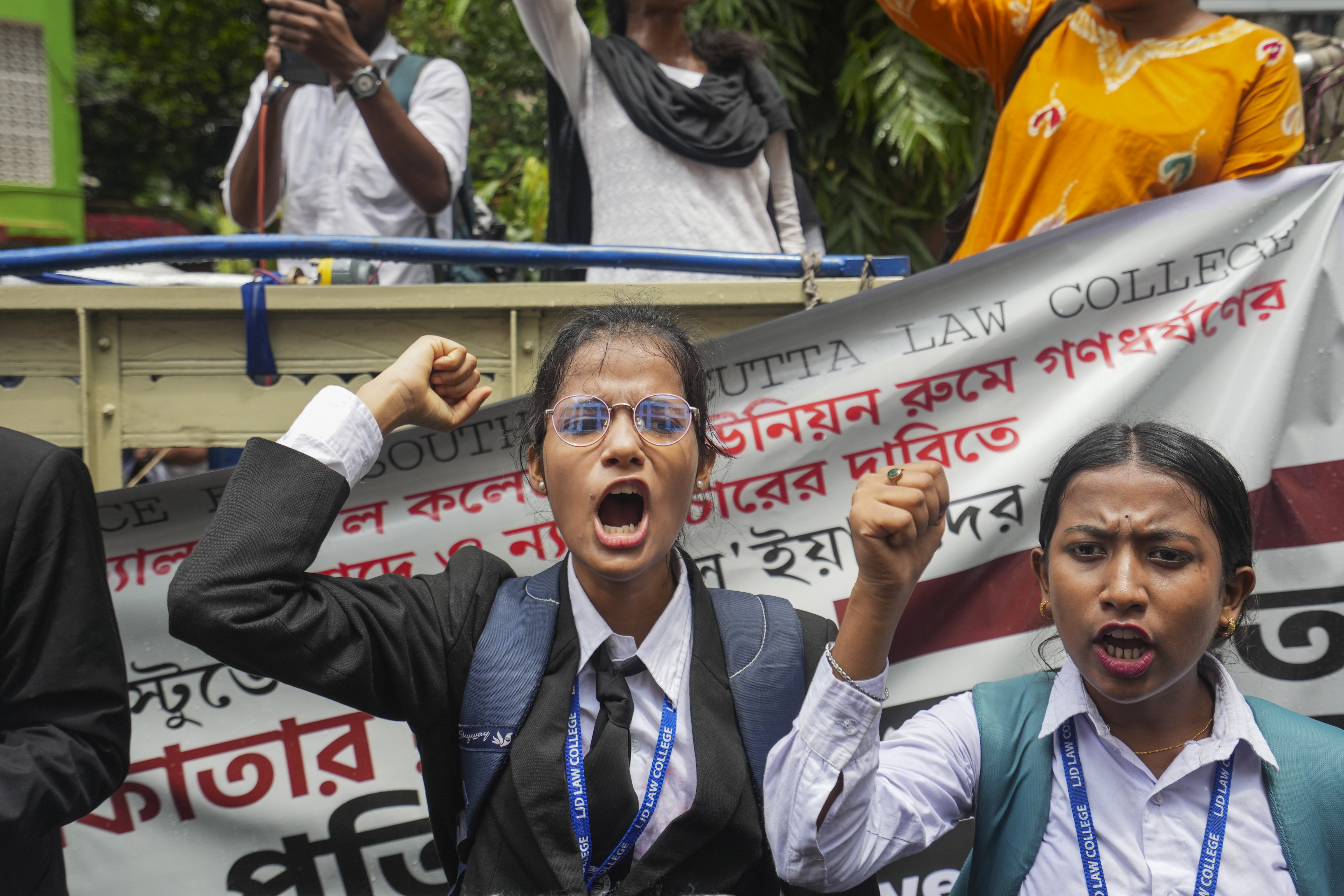 ಸಾಮೂಹಿಕ ಅತ್ಯಾಚಾರ ಘಟನೆ ಖಂಡಿಸಿ ಕೋಲ್ಕತ್ತದಲ್ಲಿ ಸೋಮವಾರ ನಡೆದ ಪ್ರತಿಭಟನೆಯಲ್ಲಿ ಕಾನೂನು ಕಾಲೇಜು ವಿದ್ಯಾರ್ಥಿನಿಯರು ಪಾಲ್ಗೊಂಡರು –ಪಿಟಿಐ ಚಿತ್ರ