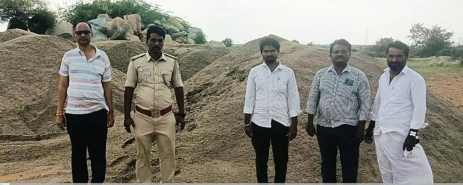 ದೇವದುರ್ಗ ತಾಲ್ಲೂಕಿನ ಅಪ್ರಾಳ-ಮದರಕಲ್ ರಸ್ತೆ ಬಳಿ ಅಕ್ರಮವಾಗಿ ದಾಸ್ತಾನು ಮಾಡಿದ ಮರಳು ಜ‍ಪ್ತಿ ಮಾಡಿದ ಅಧಿಕಾರಿಗಳು