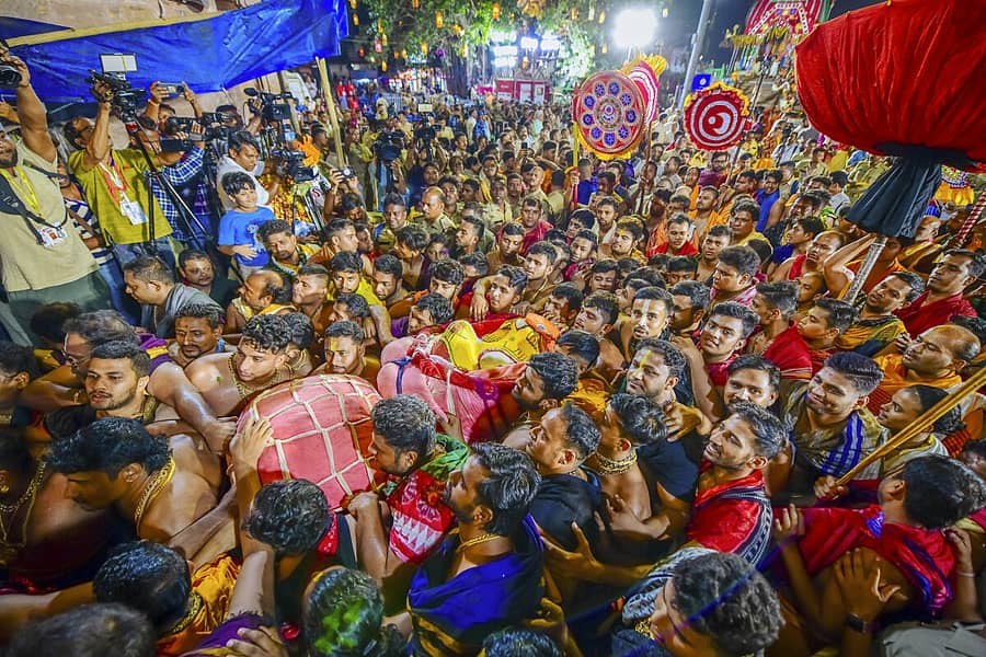 <div class="paragraphs"><p>ರಥ ಯಾತ್ರೆಯಲ್ಲಿ ಸೇರಿದ ಜನಸ್ತೋಮ</p></div>