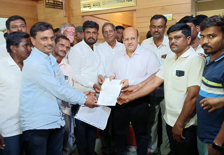 ಕೊಪ್ಪಳ ತಾಲ್ಲೂಕಿನ ಮುದ್ದಾಬಳ್ಳಿಯಲ್ಲಿ ಸಕ್ಕರೆ ಕಾರ್ಖಾನೆ ಸ್ಥಾಪನೆಗೆ ವಿರೋಧ ವ್ಯಕ್ತಪಡಿಸಿ ಸ್ಥಳೀಯರು ಸೋಮವಾರ ಜಿಲ್ಲಾಧಿಕಾರಿ ಸುರೇಶ ಇಟ್ನಾಳ ಅವರಿಗೆ ಮನವಿ ಸಲ್ಲಿಸಿದರು.   