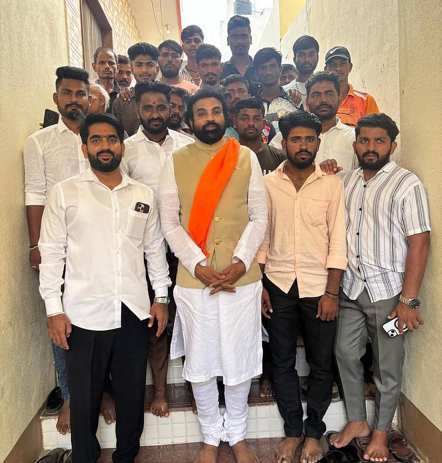 ಗುಳೇದಗುಡ್ಡ: ಪಟ್ಟಣಕ್ಕೆ ಆಗಮಿಸಿದ ಮಾಜಿ ಸಚಿವ ಬಿ.ಶ್ರೀರಾಮುಲು ಭೇಟಿ ನೀಡಿ, ಕಾರ್ಯಕರ್ತರನ್ನು ಭೇಟಿ ಮಾಡಿದರು.