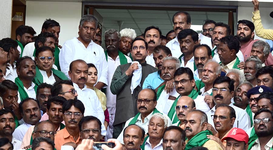 ಹುಬ್ಬಳ್ಳಿಯ ಚಿಟಗುಪ್ಪಿ ಆಸ್ಪತ್ರೆ ಉದ್ಯಾನದ ಆವರಣದಲ್ಲಿ ಸೋಮವಾರ ಕೇಂದ್ರ ಸಚಿವ ಪ್ರಲ್ಹಾದ ಜೋಶಿ ರೈತರನ್ನುದ್ದೇಶಿಸಿ ಮಾತನಾಡಿದರು. ಶಾಸಕರಾದ ಅರವಿಂದ ಬೆಲ್ಲದ, ಮಹೇಶ ಟೆಂಗಿನಕಾಯಿ, ಎಂ.ಆರ್‌. ಪಾಟೀಲ, ಜಿಲ್ಲಾಧಿಕಾರಿ ದಿವ್ಯಪ್ರಭು ಪಾಲ್ಗೊಂಡಿದ್ದರು